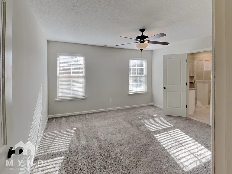 160 Nicholas Dr — Photo 10