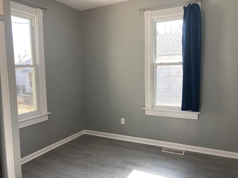 8 N Indiana Ave — Photo 20