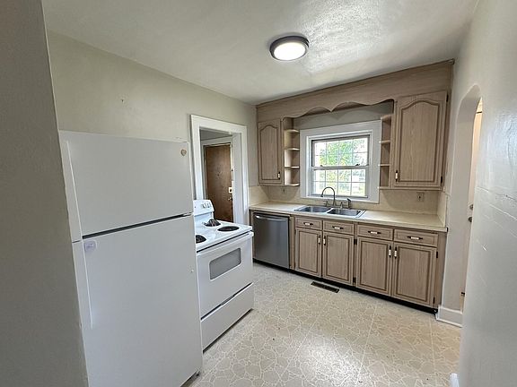 4th image of 3226 Hillcrest Ave NW