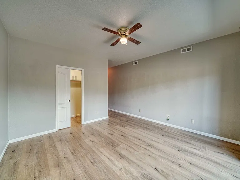 105 M And M Ln #2B — Photo 21