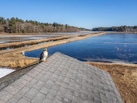 3rd image of 210 Bay Rd