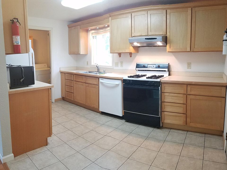 Kitchen: natural gas stove, lots of cabinet space, dishwasher,