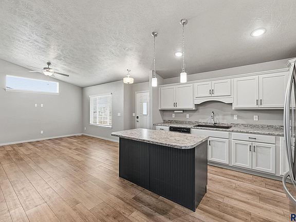 4th image of 905 Fanning St