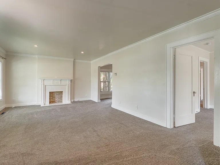 820 E 17th St — Photo 15