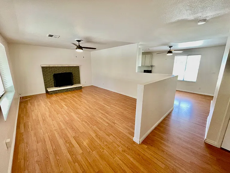 436 Belmont Dr — Photo 3