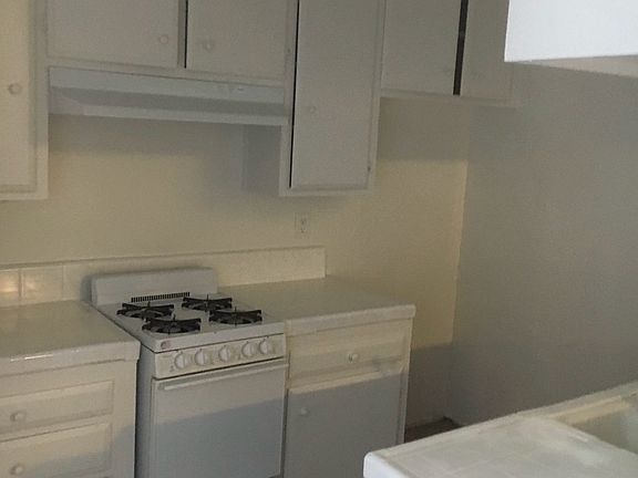 2nd image of 324 N Heliotrope Dr