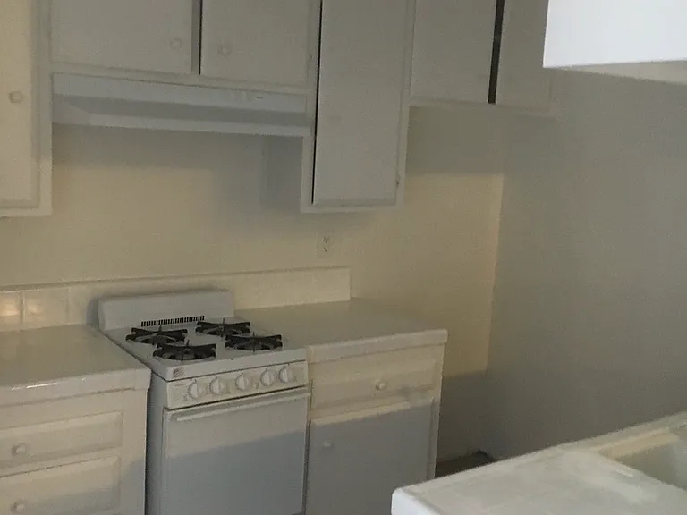 324 N Heliotrope Dr — Photo 1