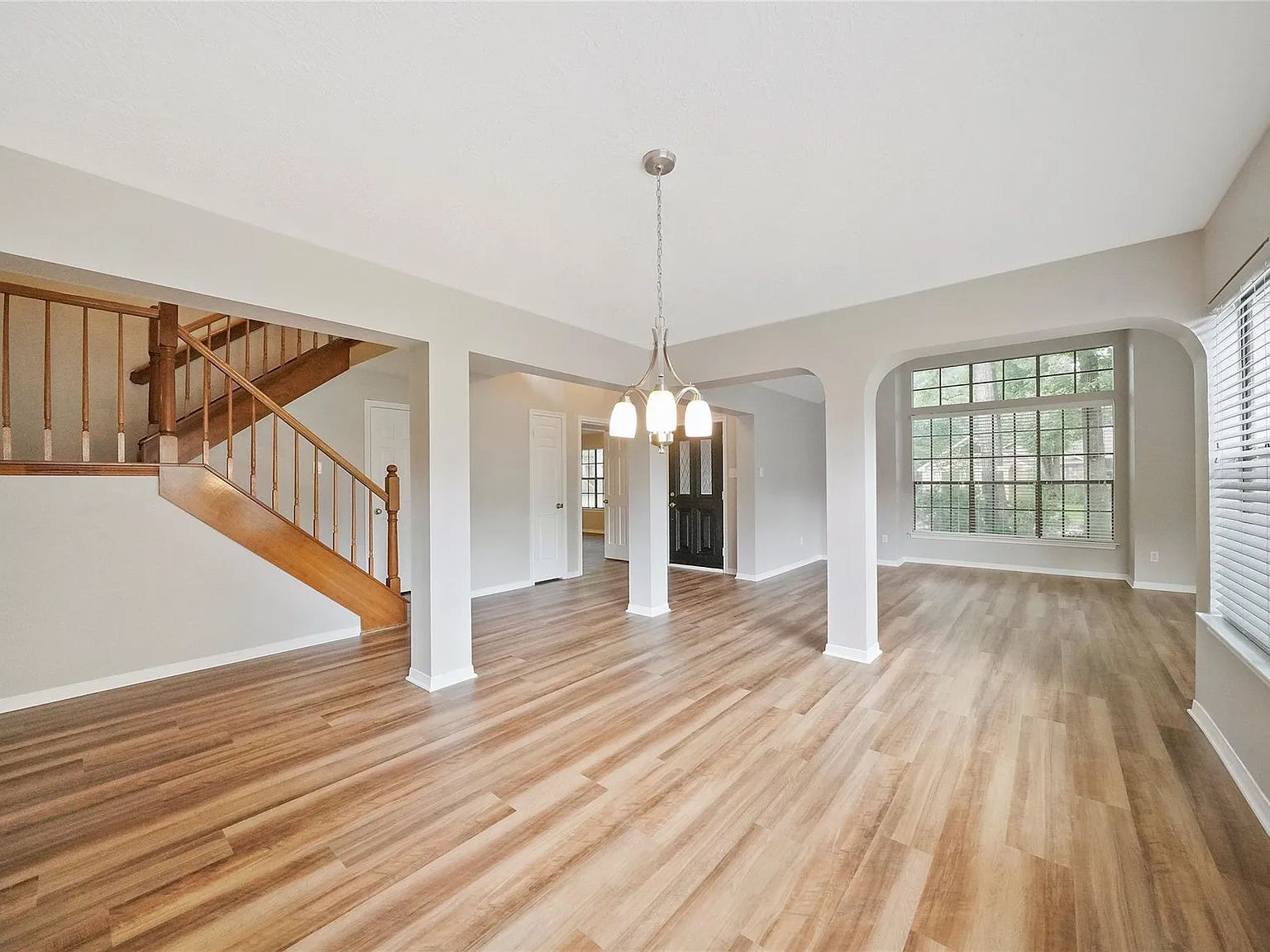 4 bed, 2.5 bath, 2398 sqft, $2,150 — Photo 2