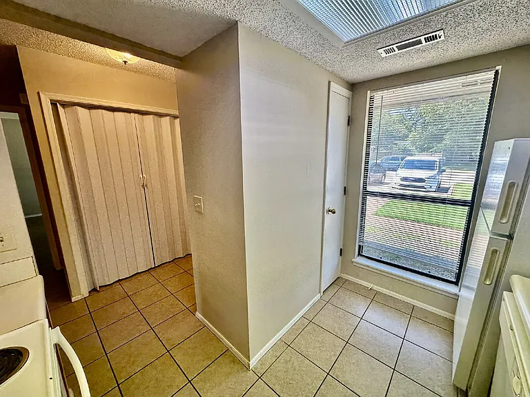1320 W Linden St — Photo 28