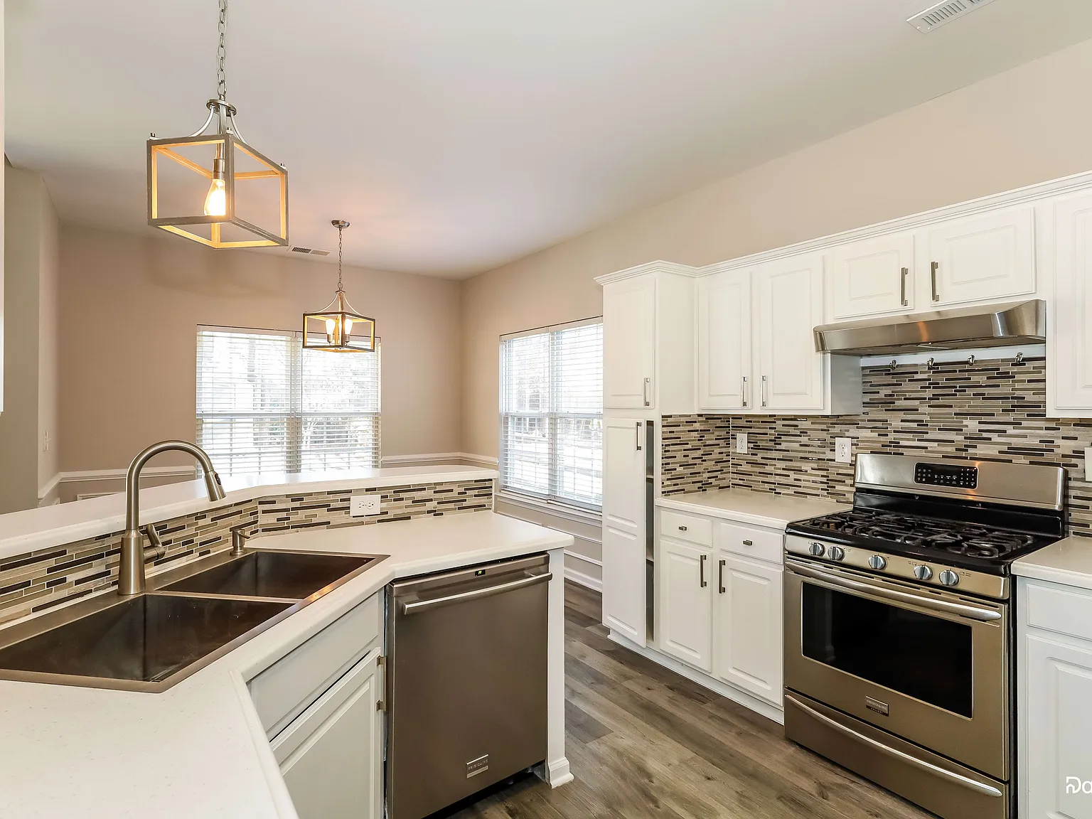 3 bed, 2.0 bath, 1776 sqft, $2,335 — Photo 4