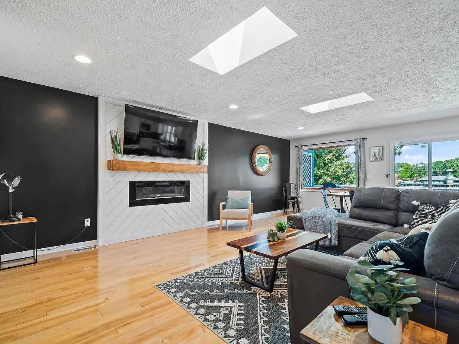 4 bed, 2.0 bath, 2142 sqft, $6,714 — Photo 2