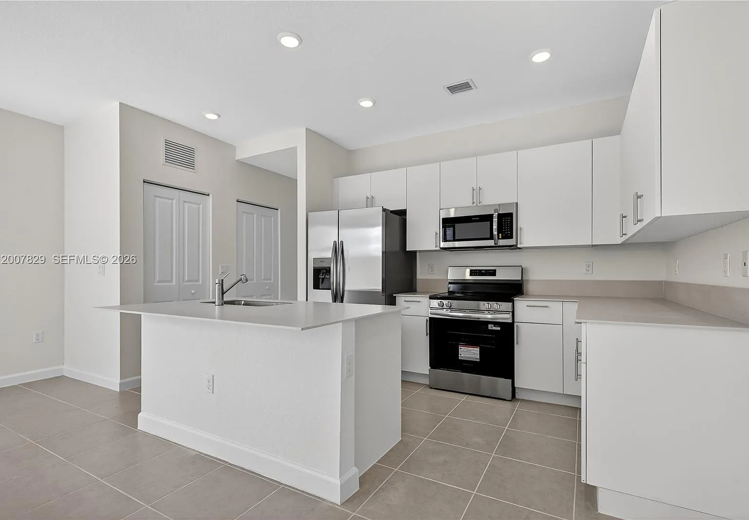 4 bed, $3,000 — Photo 2