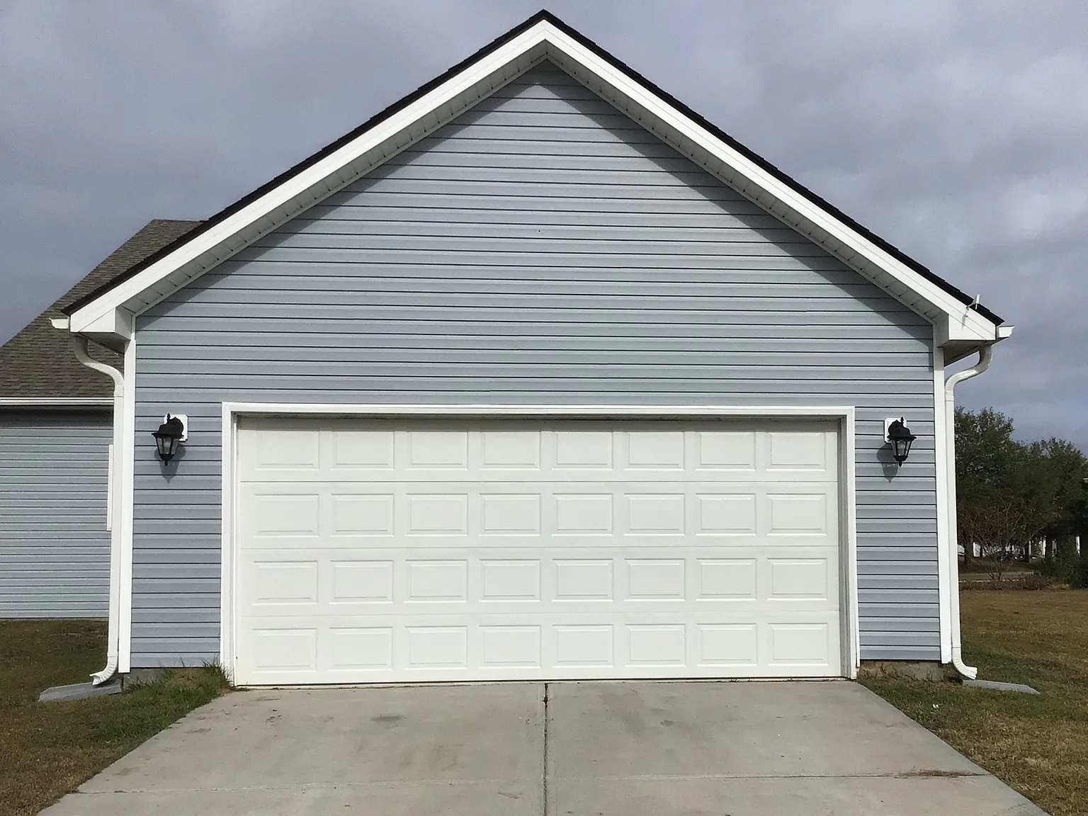4 bed, 2.5 bath, 2300 sqft, $2,420 — Photo 3