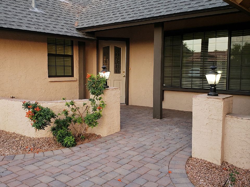COVERED FRONT PORCH