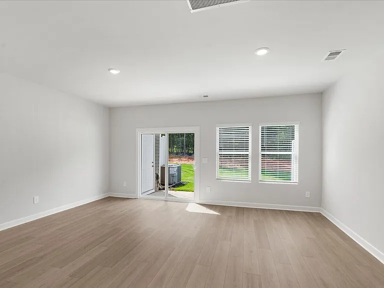 855 Ernest Ln — Photo 6