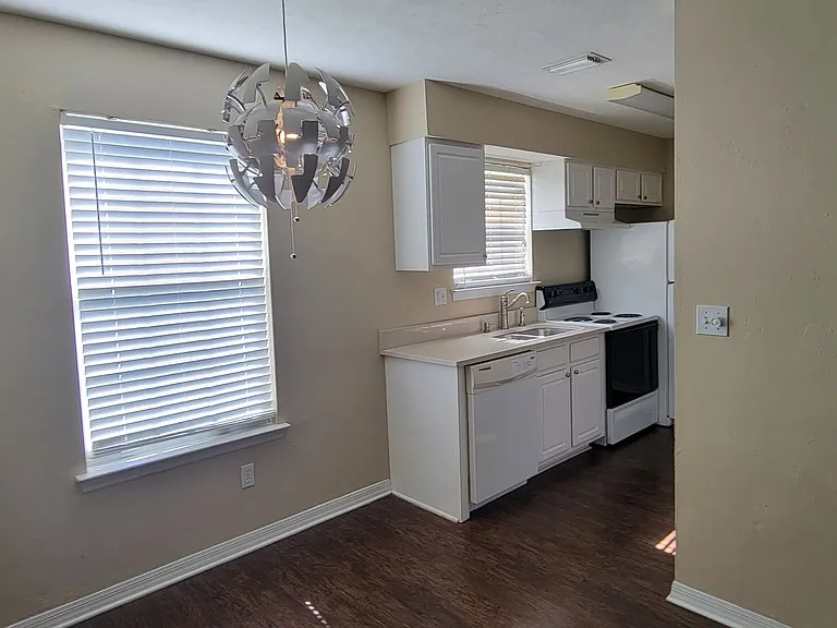 3402 NW 25th Ter — Photo 3
