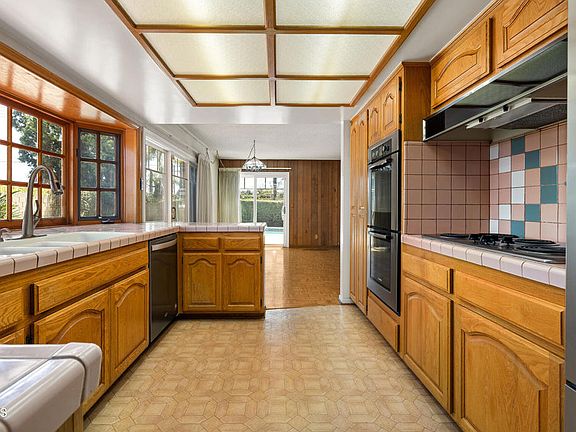 5th image of 16452 Whittier Ln