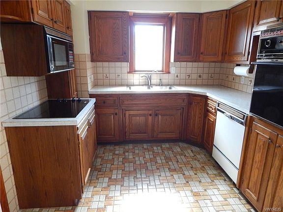 5th image of 150 Wheaton Dr