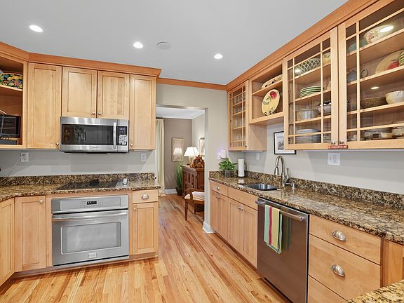 2nd image of 1115 Edgcumbe Rd