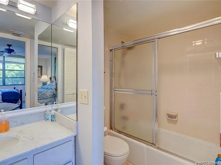 310 NE Golfview Cir #310 — Photo 8