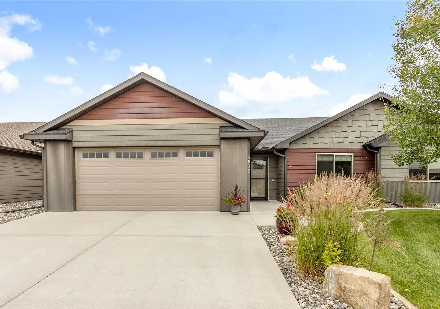 Charming 2 Bedroom, 2 Bathroom Townhouse on the West End! — Photo 1