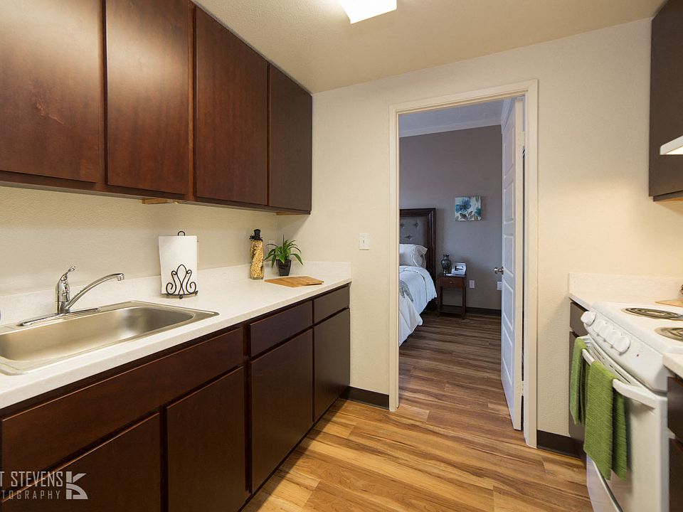 Wakea Garden Apartments kitchen area with decor, appliances, and cabinets