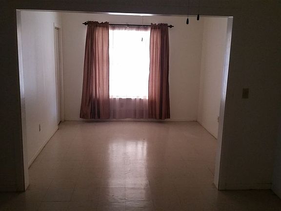 5th image of 910 Fresno St