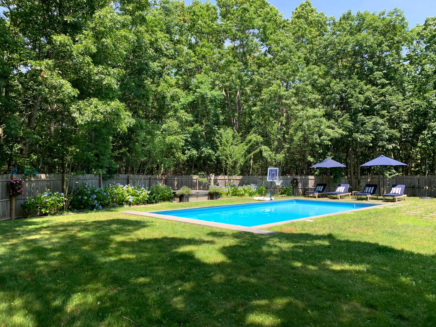  Loungers & Large yard
