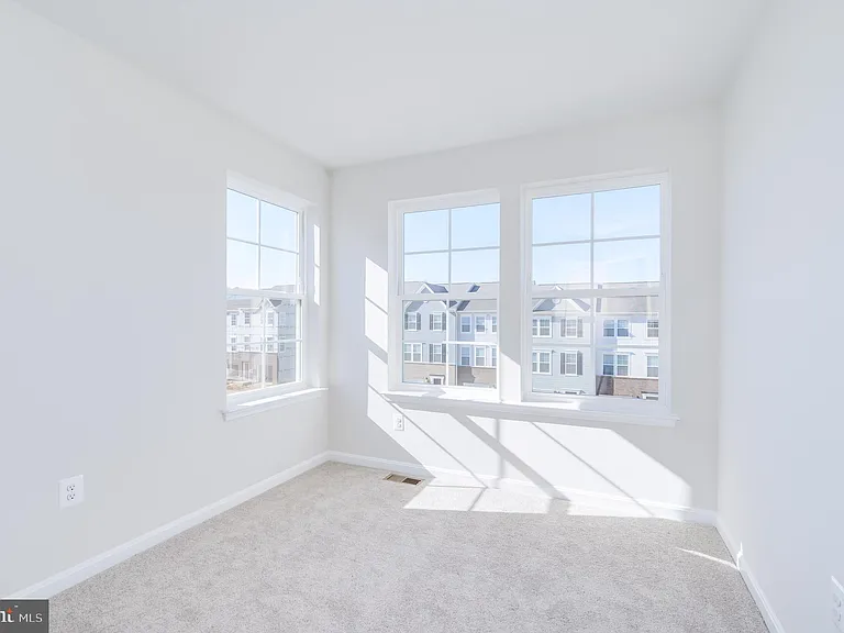 450 Seeback Dr — Photo 31