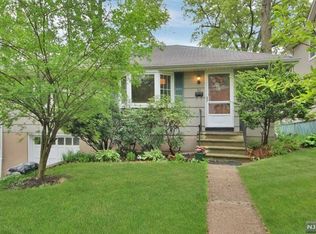 90 Grove St, Waldwick, NJ 07463