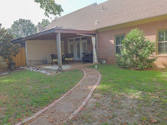 2nd image of 104 College Hill Vlg
