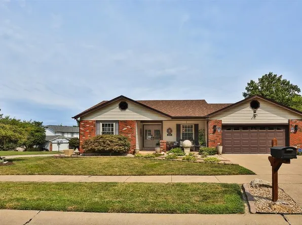 12211 Country Place Dr, Maryland Heights, MO 63043