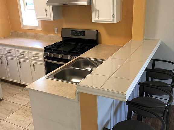 3rd image of 703 N Avenue B