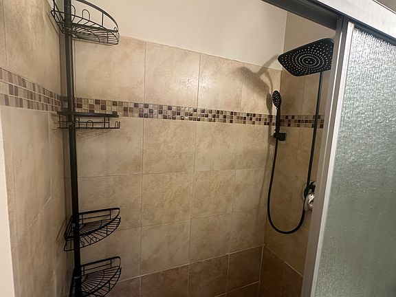 5th image of 726 W Cornelia Ave APT 1R