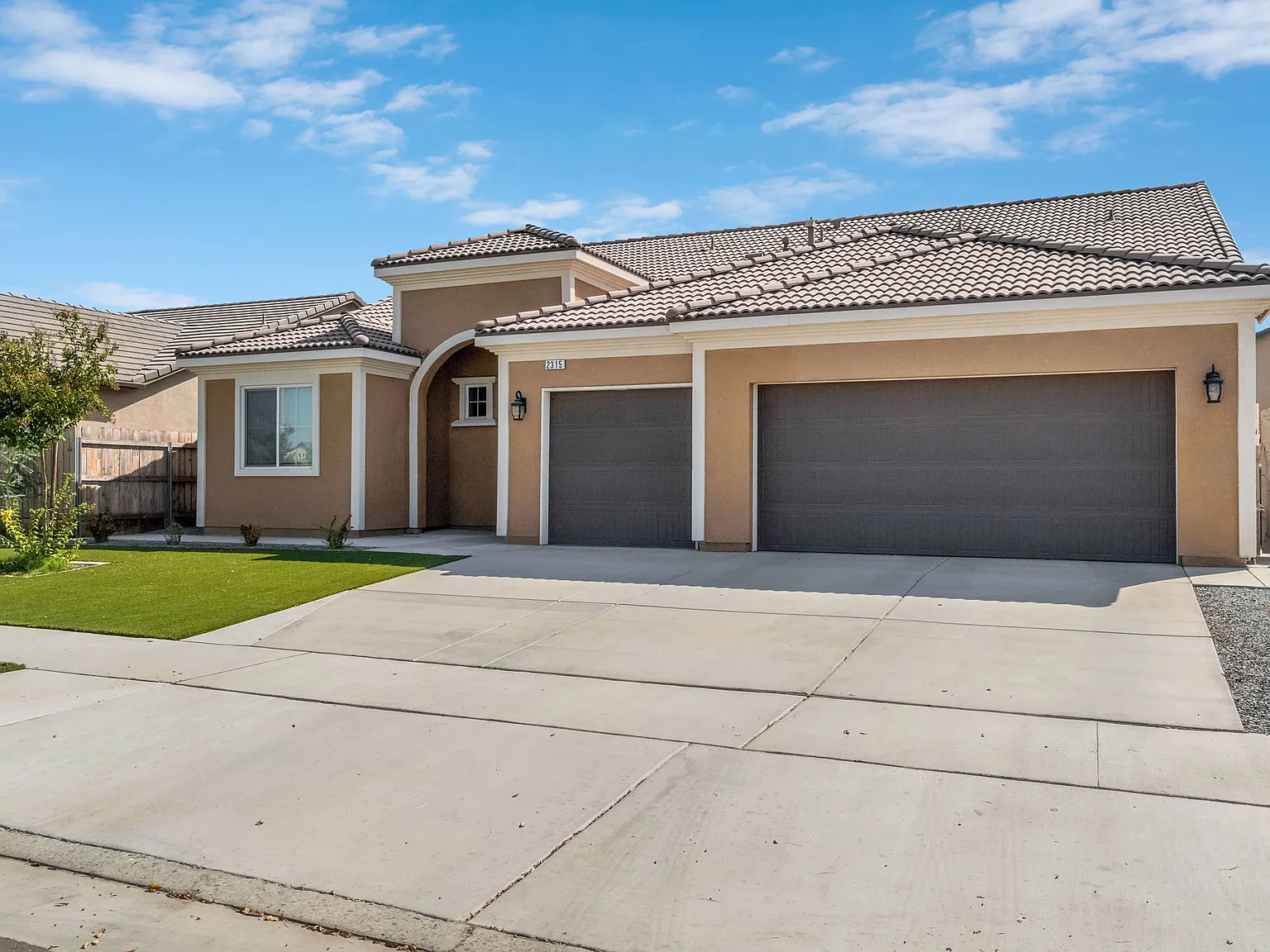 4 bed, 2100 sqft, $3,200 — Photo 2