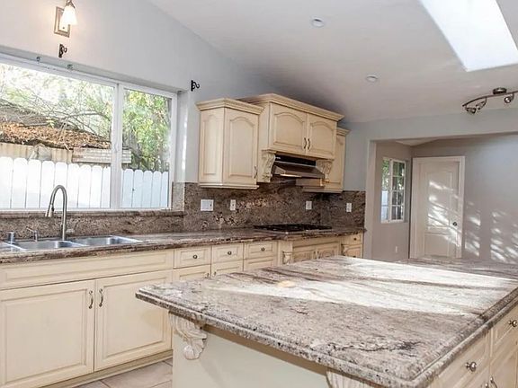 4th image of 20610 Tiara St