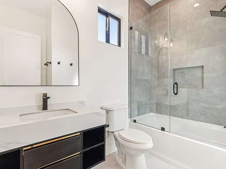 8010 Lloyd Ave — Photo 8