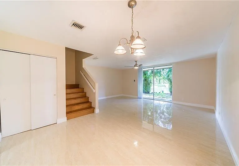 1343 Hampton Blvd — Photo 6