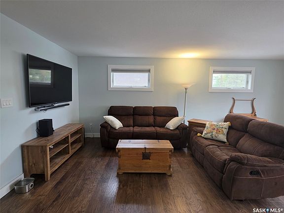 3rd image of 902 CONNAUGHT Street