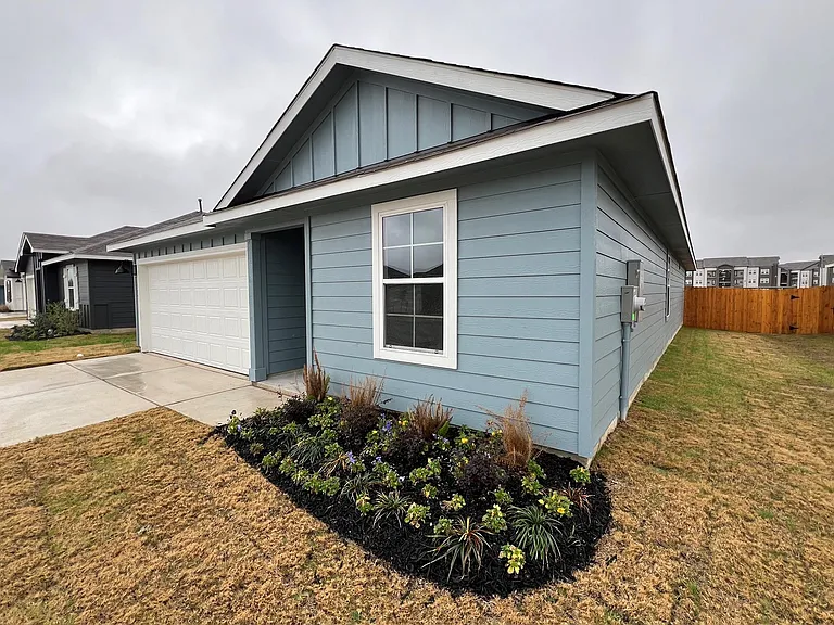 305 Wirecrested Dr — Photo 2