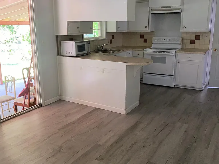 213 Sanders Ave — Photo 16