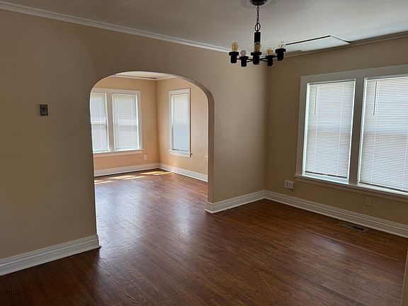 3rd image of 1501 S Knoxville Ave
