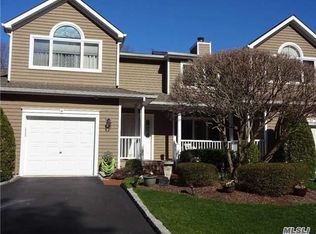 4 Kettle Hole Rd, Manorville, NY 11949