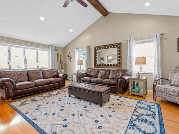 8 McCarthy Dr, Burlington, MA 01803