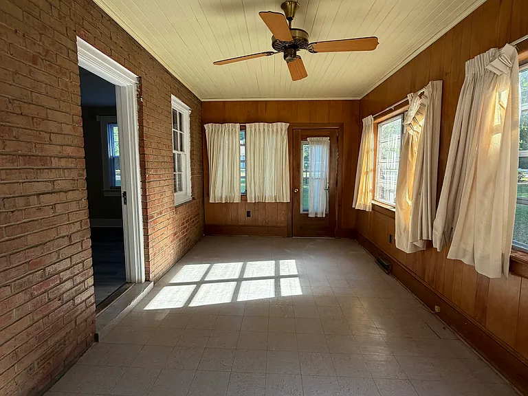 633 Spring Ln — Photo 14