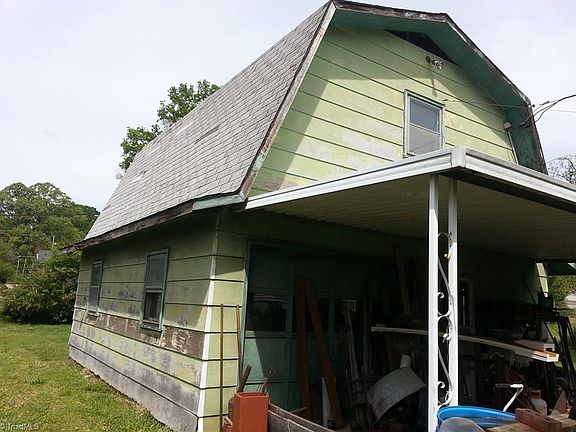 5th image of 205 Brown St
