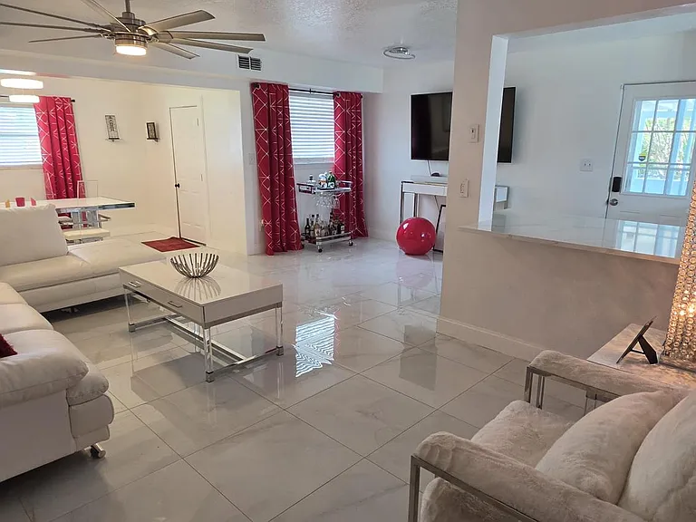 1531 Egan Dr — Photo 2
