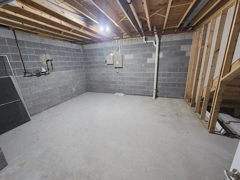 815 Village Dr — Photo 13
