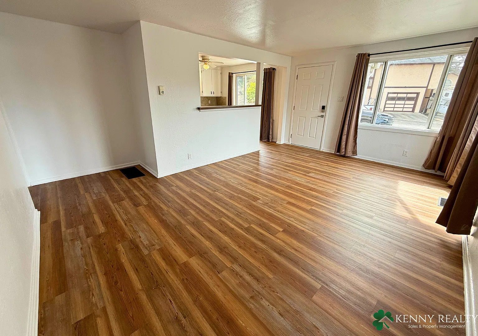 Bright 2BR/1BA Home Near the Beach in Pacifica's Sharp Park — Photo 4
