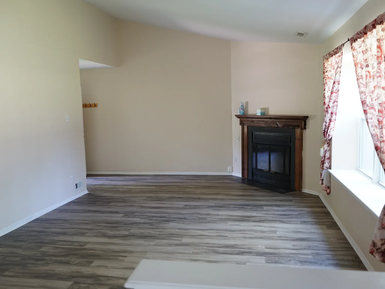 3 bed, 1.5 bath, 1184 sqft, $2,500 — Photo 4